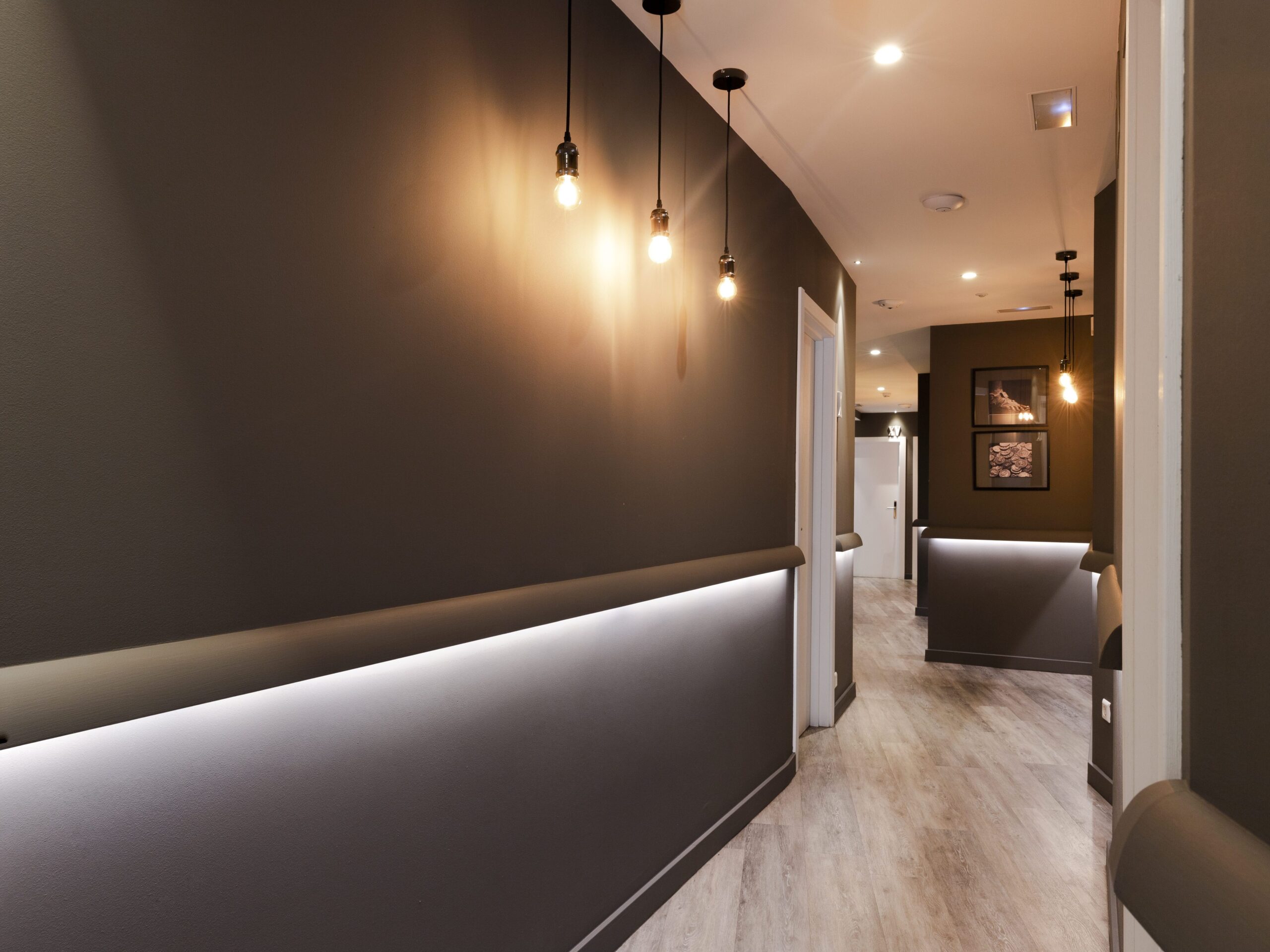 Korytarz z płyt g-k z podświetleniem