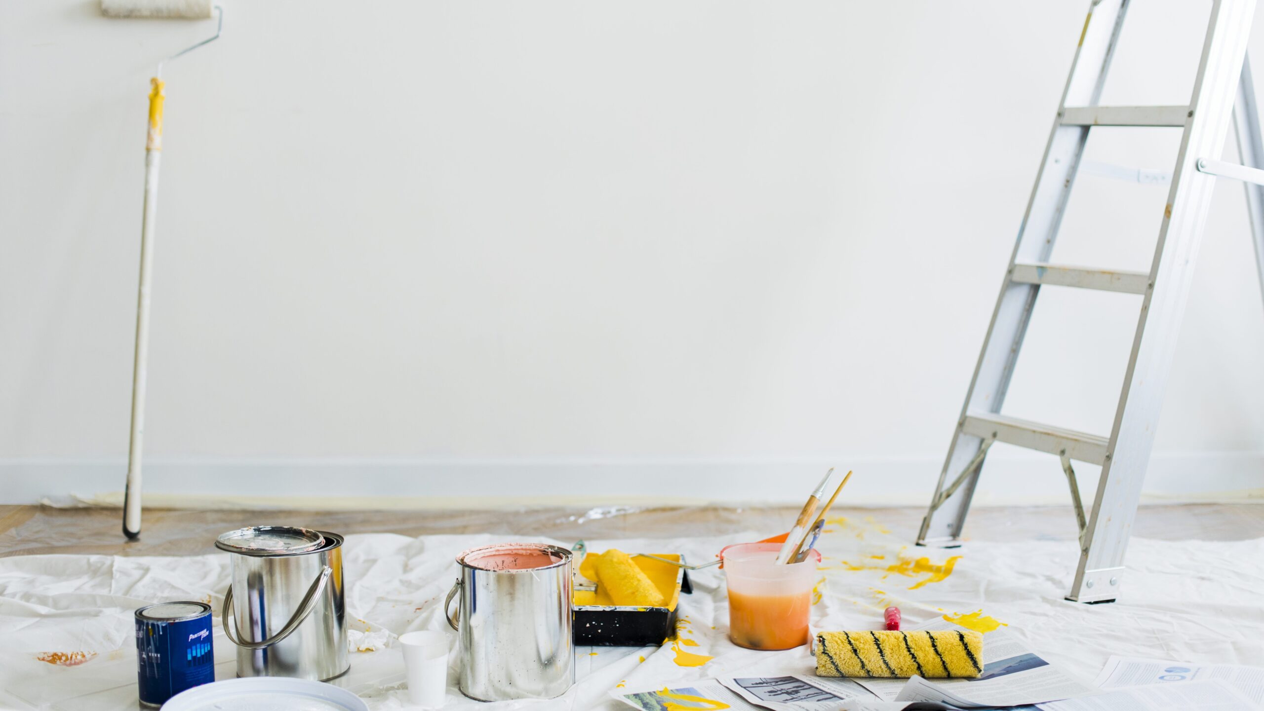 Proces tynkowania i malowania ścian